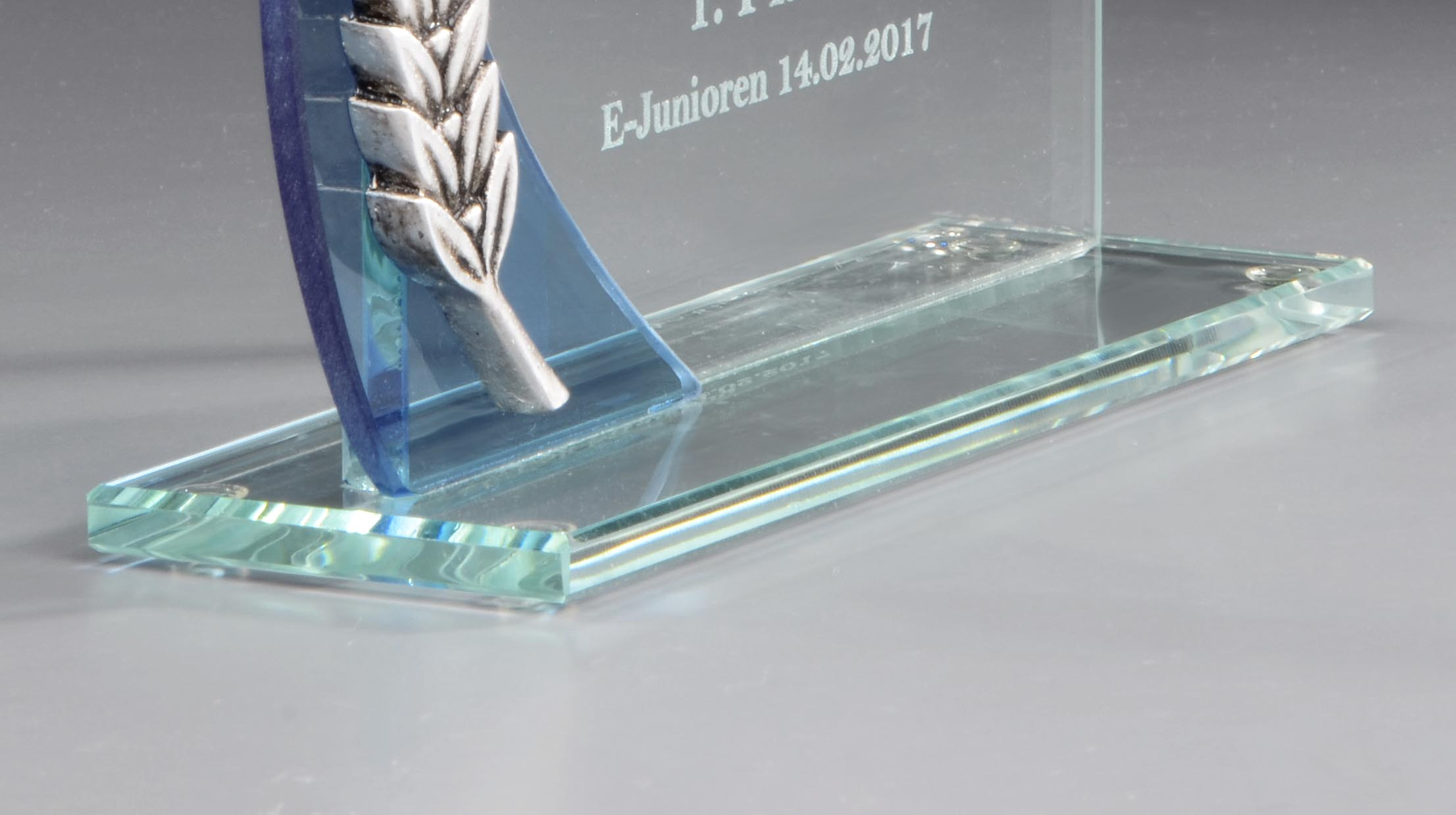 Glastrophäen blau-klar