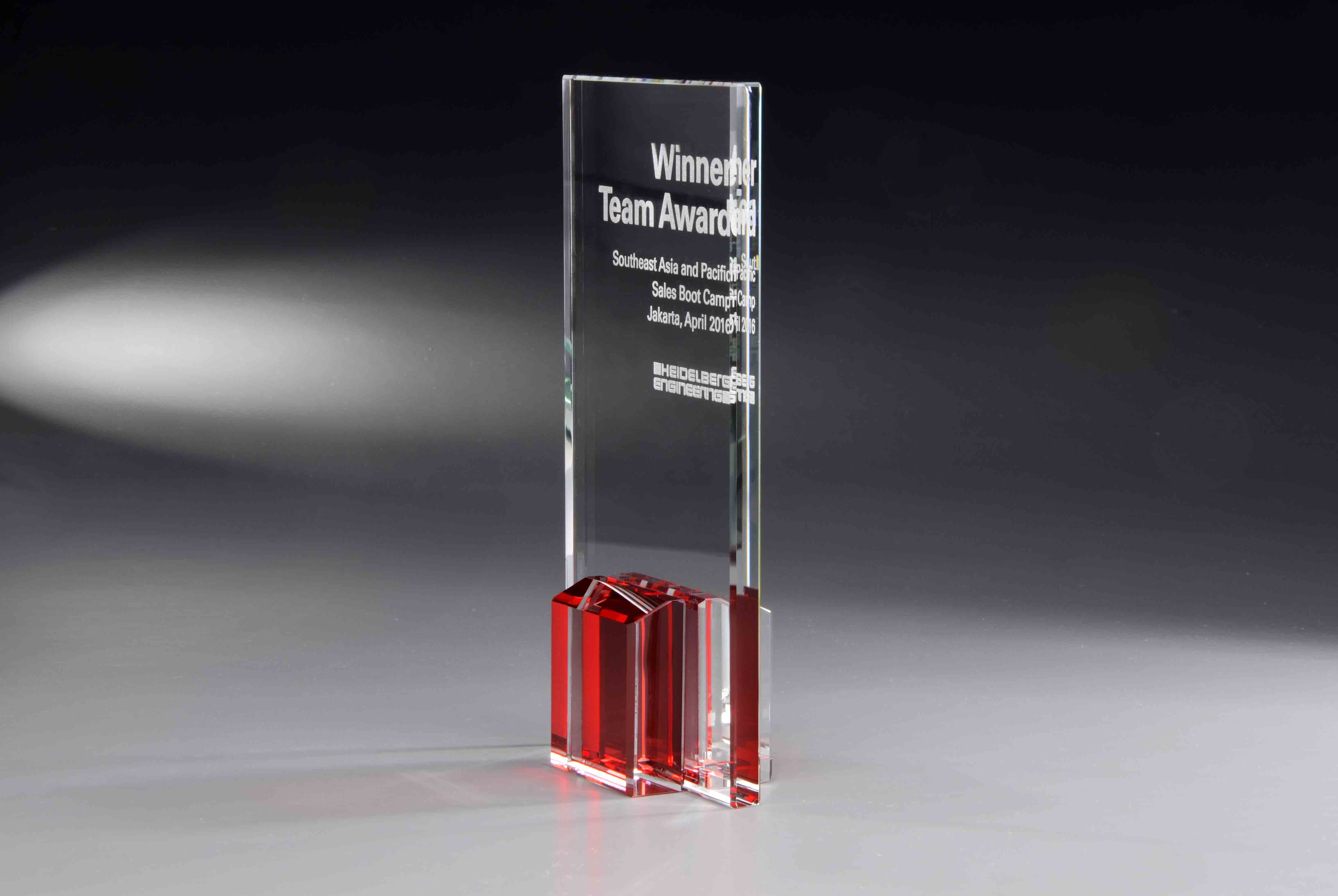 Glastrophäe Statuette clear and red