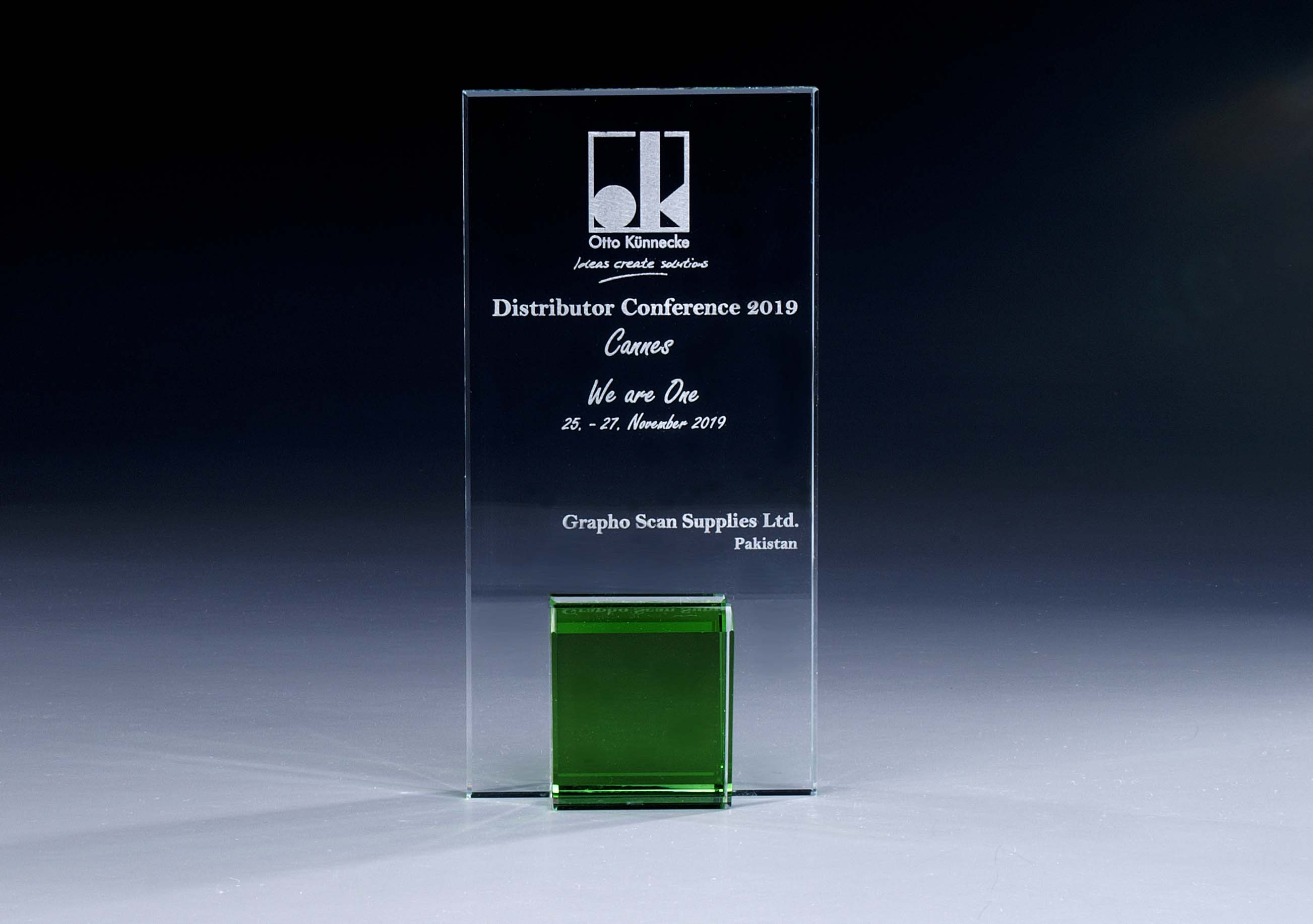 Glastrophäe Statuette clear and green