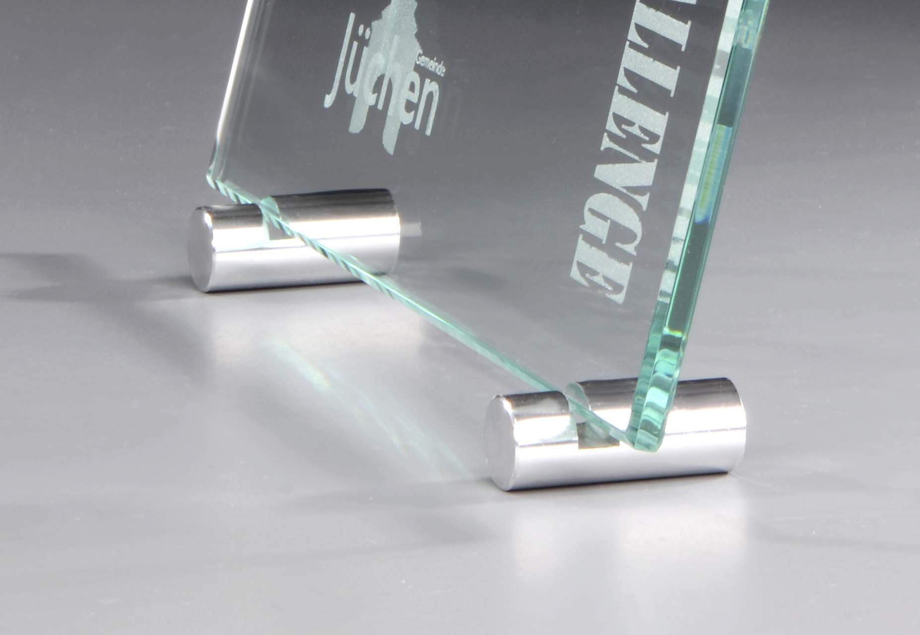 günstige Glastrophäe mit Metallhalterungen 