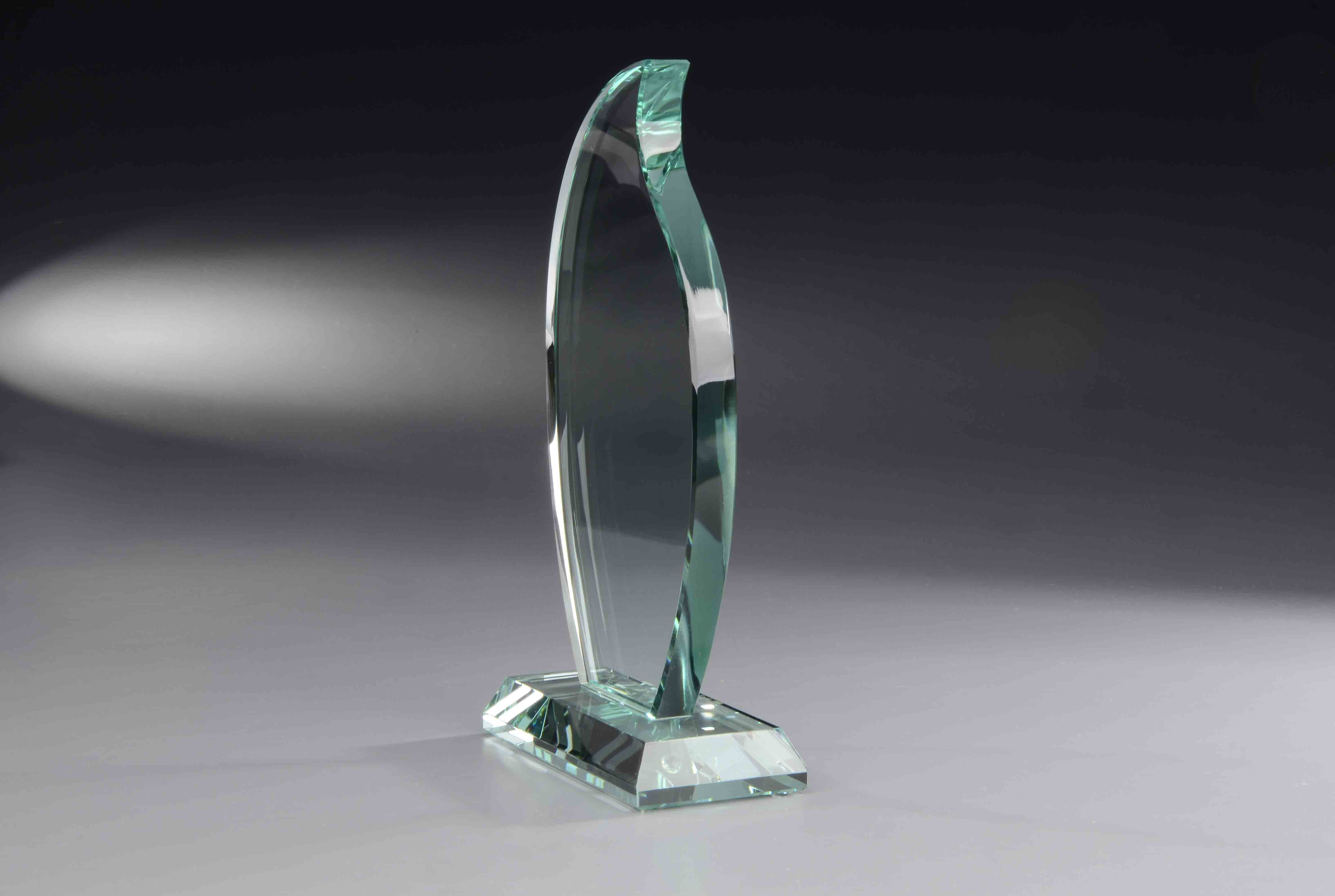 Schwere Jade-Glastrophäe