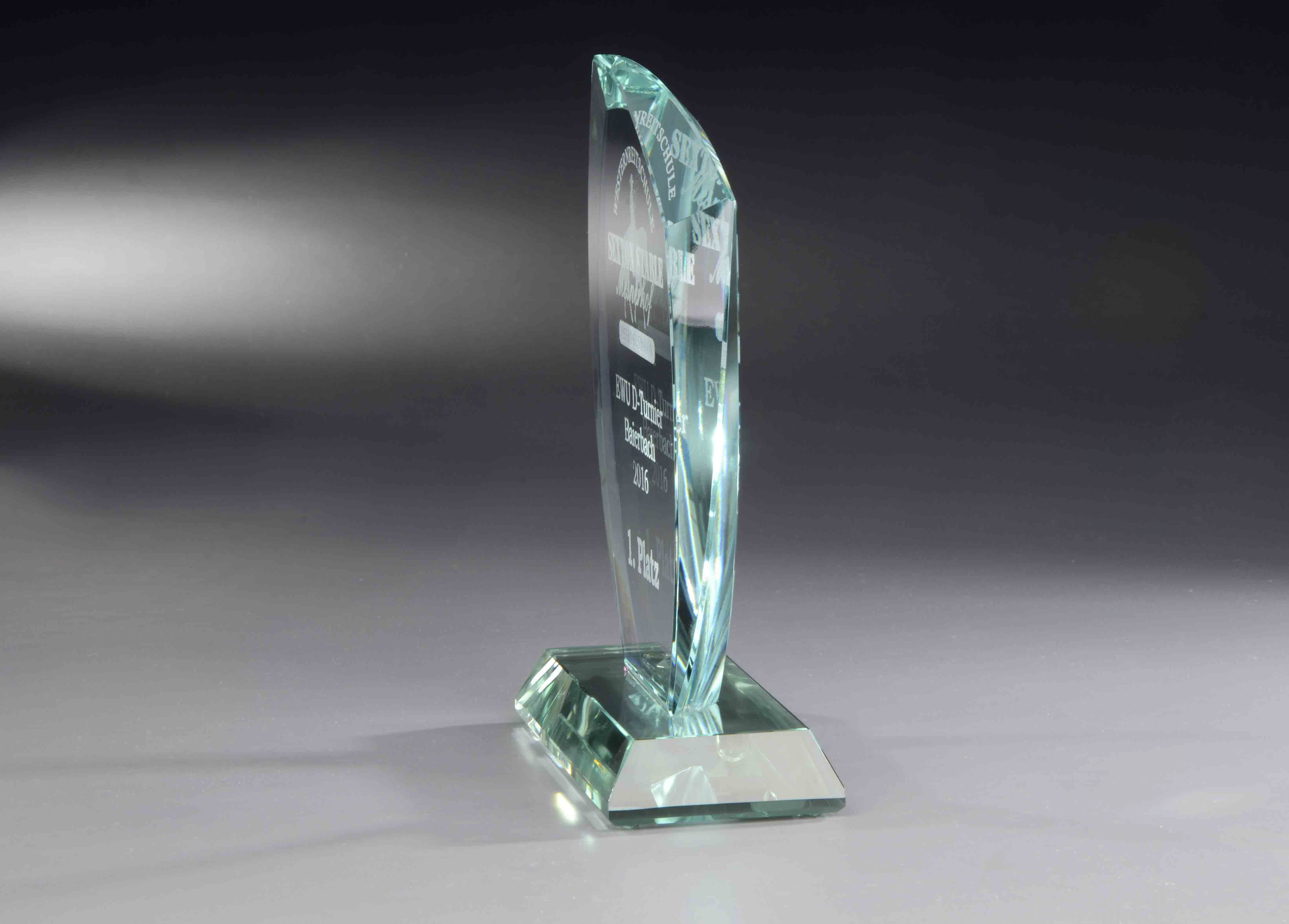 Glastrophäe halbrund Facettenschliff